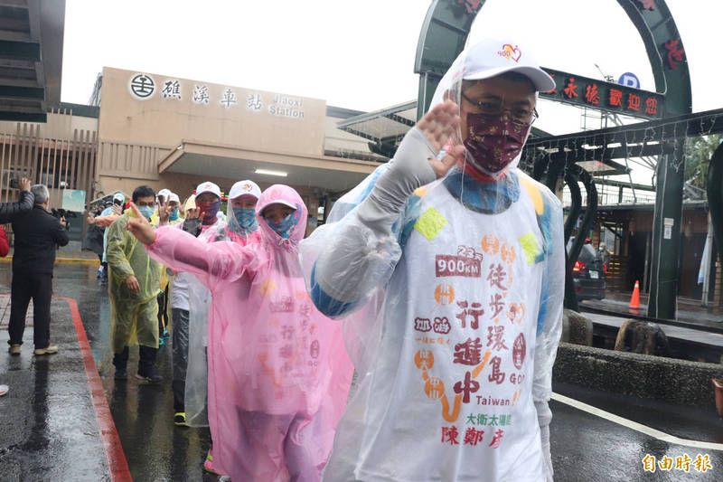 8名徒步環島得民眾，與在地的宜蘭縣創新創業協會20人，今從礁溪火車站走到蘇澳鎮，為弱勢募款。（記者林敬倫攝）