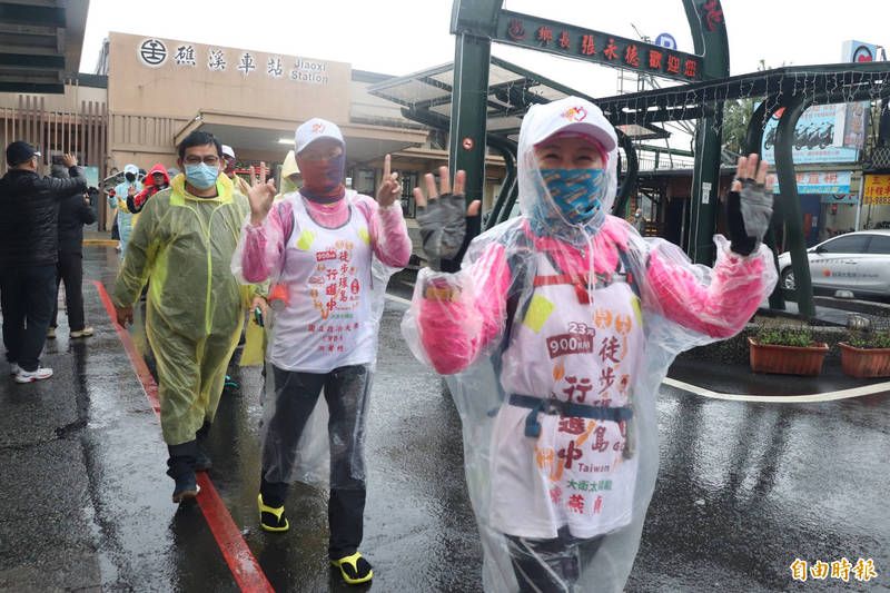 8名徒步環島得民眾，與在地的宜蘭縣創新創業協會20人，今從礁溪火車站走到蘇澳鎮，為弱勢募款。（記者林敬倫攝）